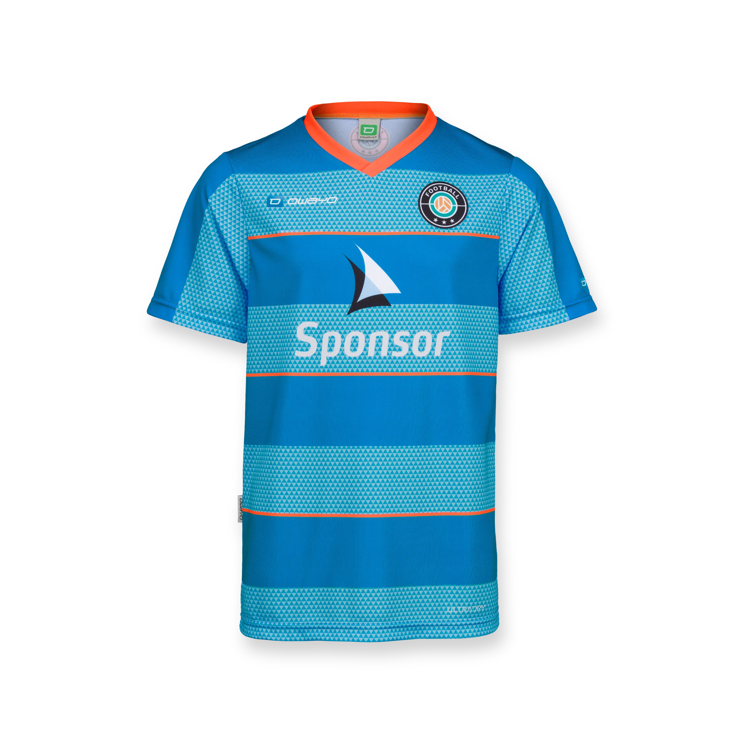 Una maglietta blu per bambini con colletto arancione e righe orizzontali, con un logo dello sponsor sul davanti.