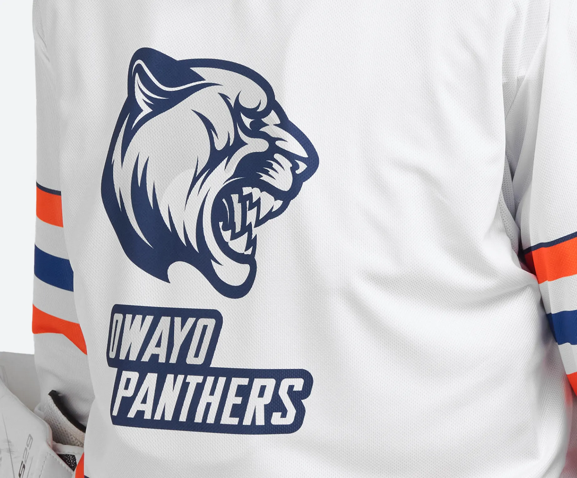 Una maglietta sportiva bianca con una grande testa di tigre stampata e il testo 'owayo PANTHERS' in lettere blu sul retro.
