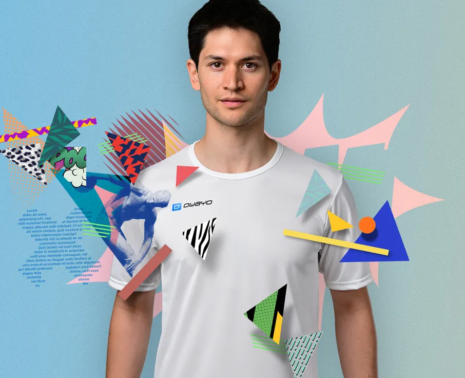Un uomo indossa una maglietta sportiva bianca a maniche corte con il logo 'owayo' sul petto, circondato da forme geometriche e motivi colorati.
