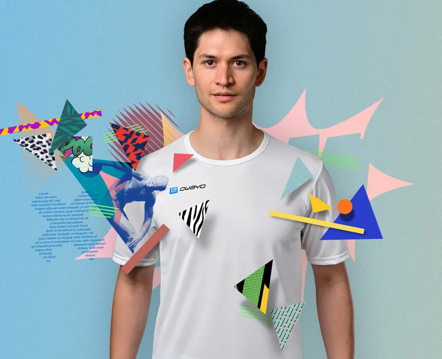 Un giovane uomo indossa una maglietta sportiva bianca con elementi grafici sullo sfondo.