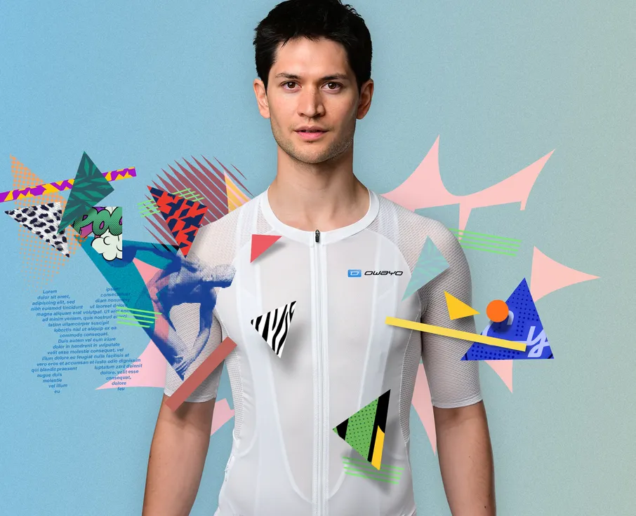 Un uomo indossa una maglia sportiva bianca a maniche corte con cerniera e il logo 'owayo' sul petto, circondato da forme geometriche colorate.