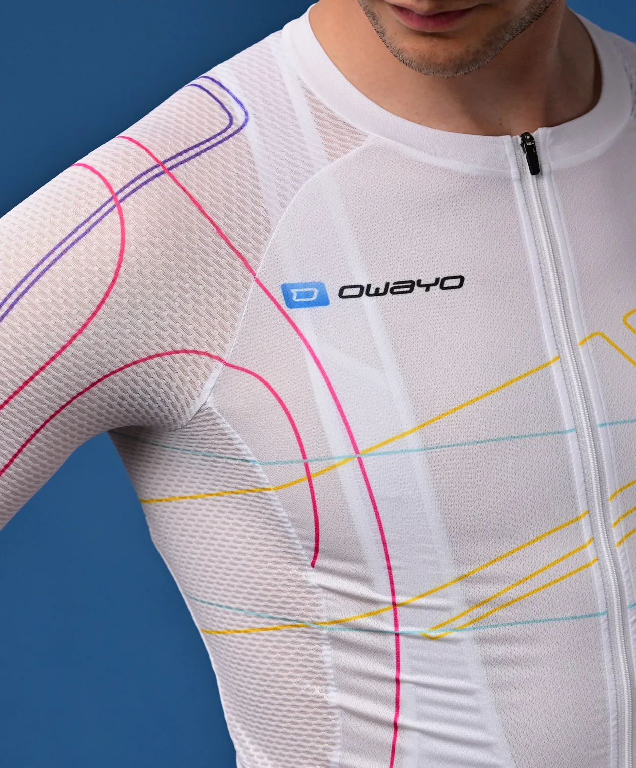 Un uomo indossa una maglia sportiva bianca traspirante di owayo con linee colorate e una cerniera frontale.