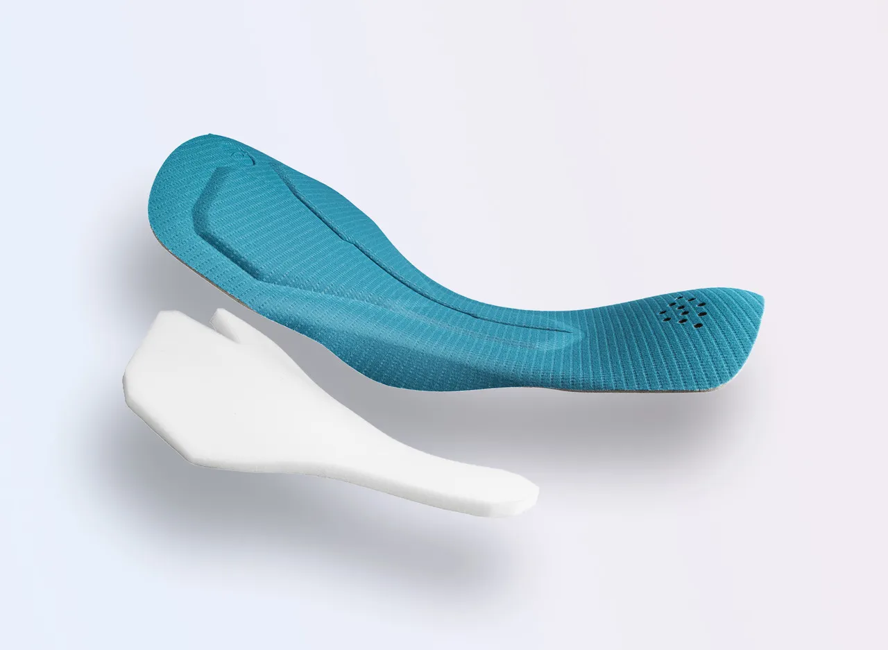 Due solette sportive di colori diversi, una blu e una bianca, su uno sfondo chiaro.