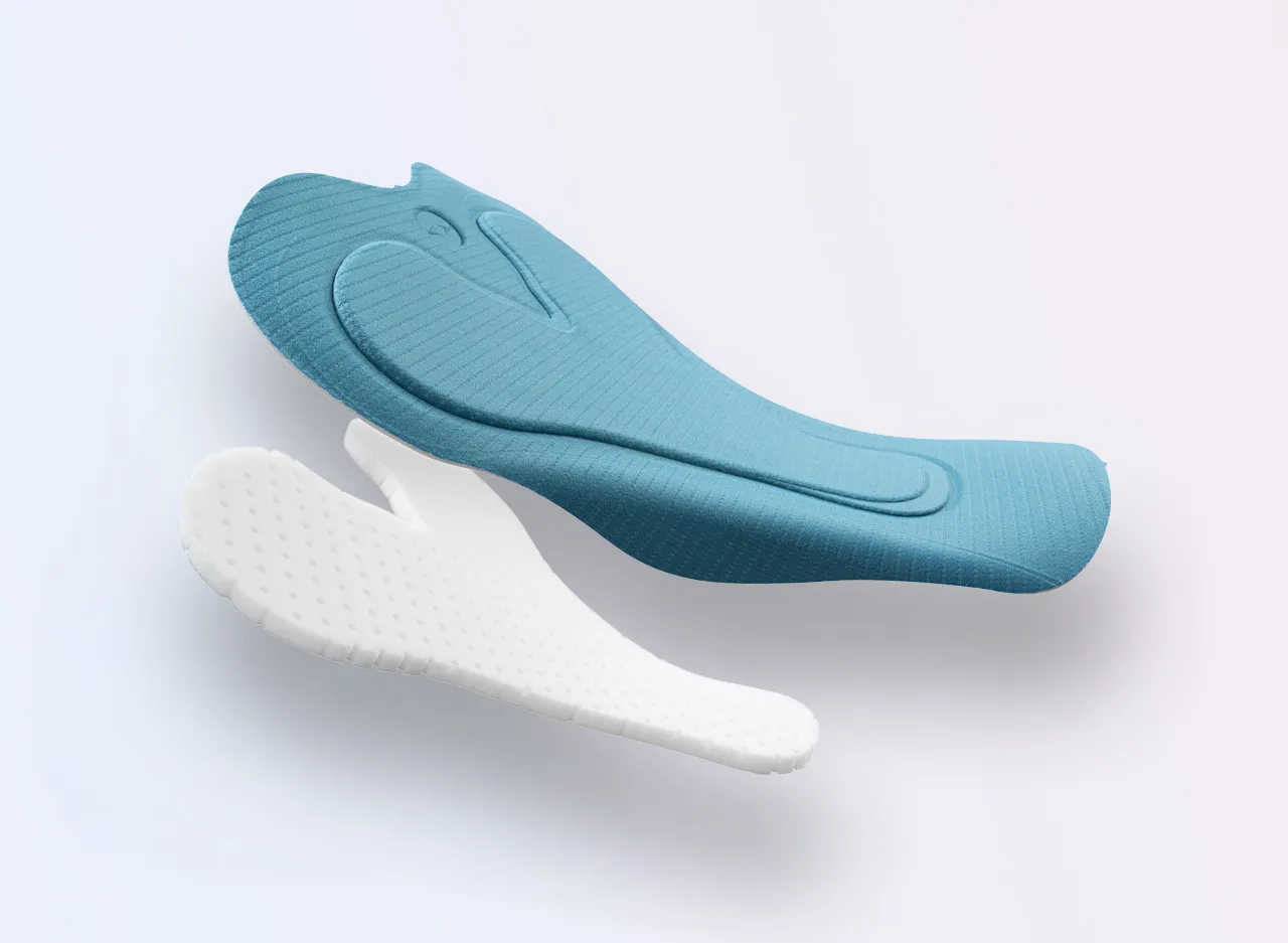 Due plantari in blu e bianco, con una superficie antiscivolo e forma ergonomica.