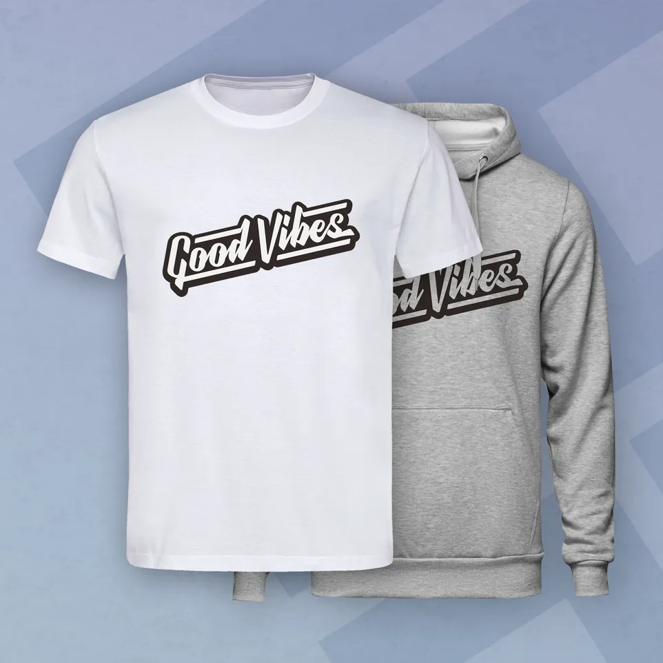 Una t-shirt bianca e un felpone grigio con la scritta 'Good Vibes' di owayo.
